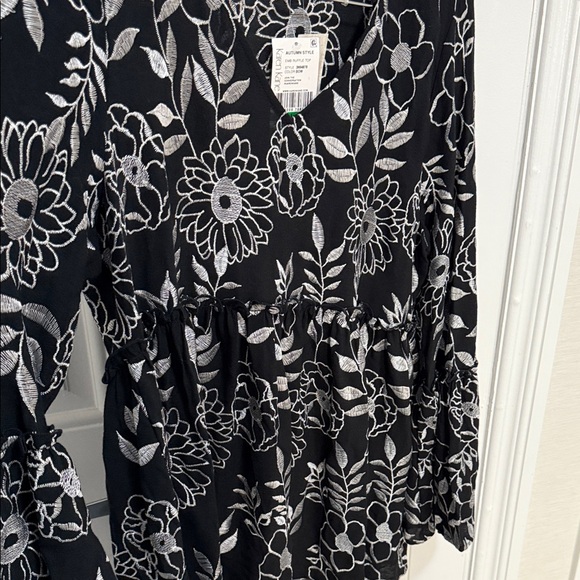 NWT Karen Kane Black/White Embroidered Blouse Babydoll 100% Rayon Size L - Picture 10 of 10